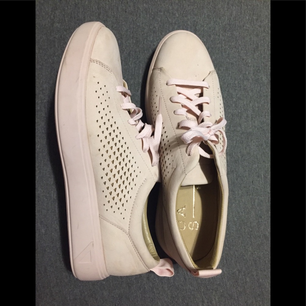 Under armour kicks